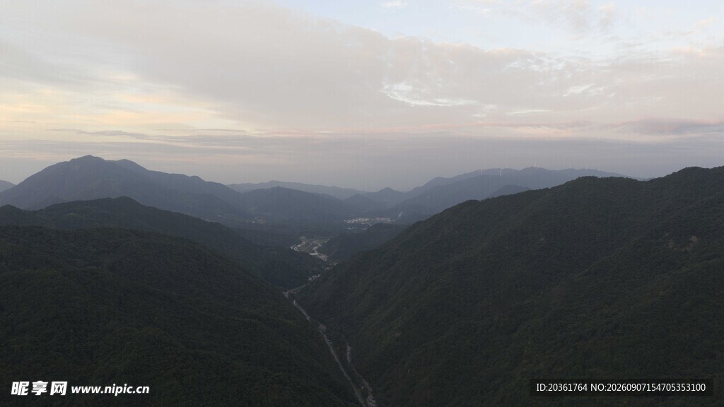 山间暮色风景