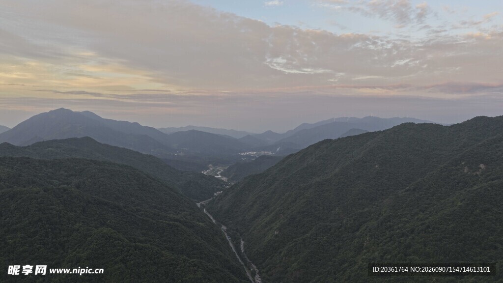 山谷暮色风景