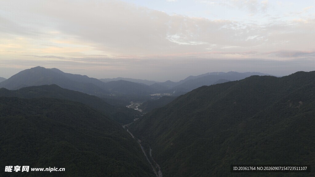 山间暮色风景