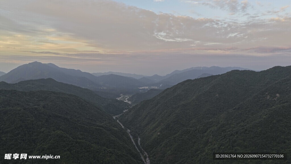 山间暮色风景