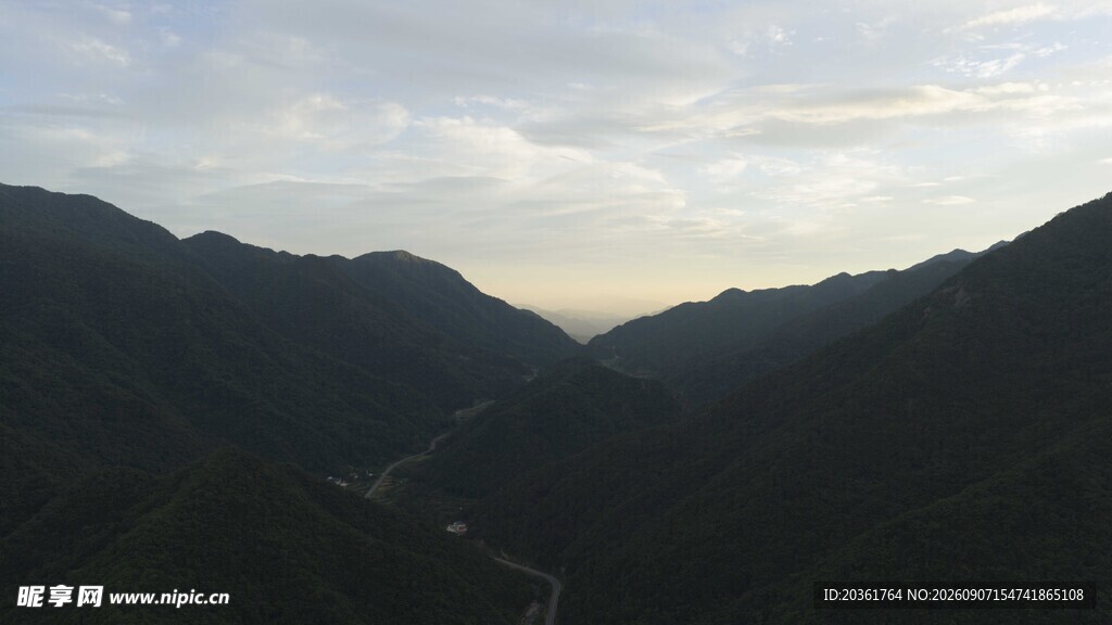 山间暮色美景