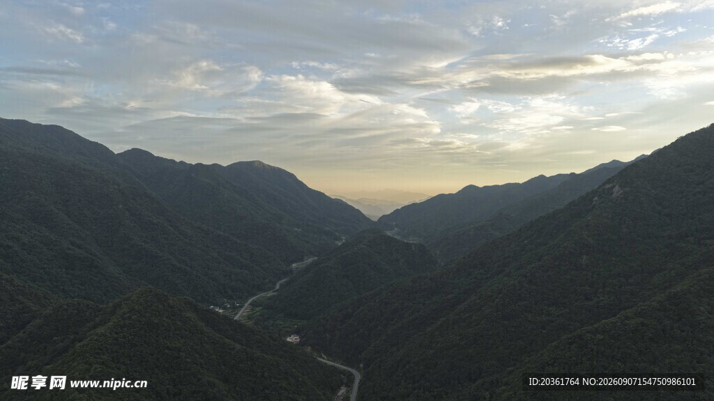 山间暮色美景
