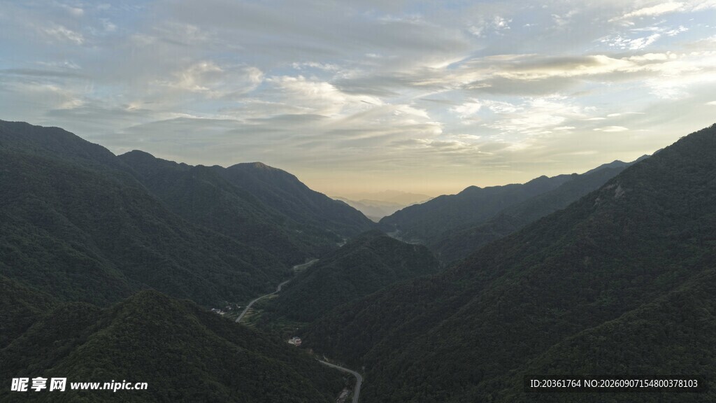 山间暮色美景