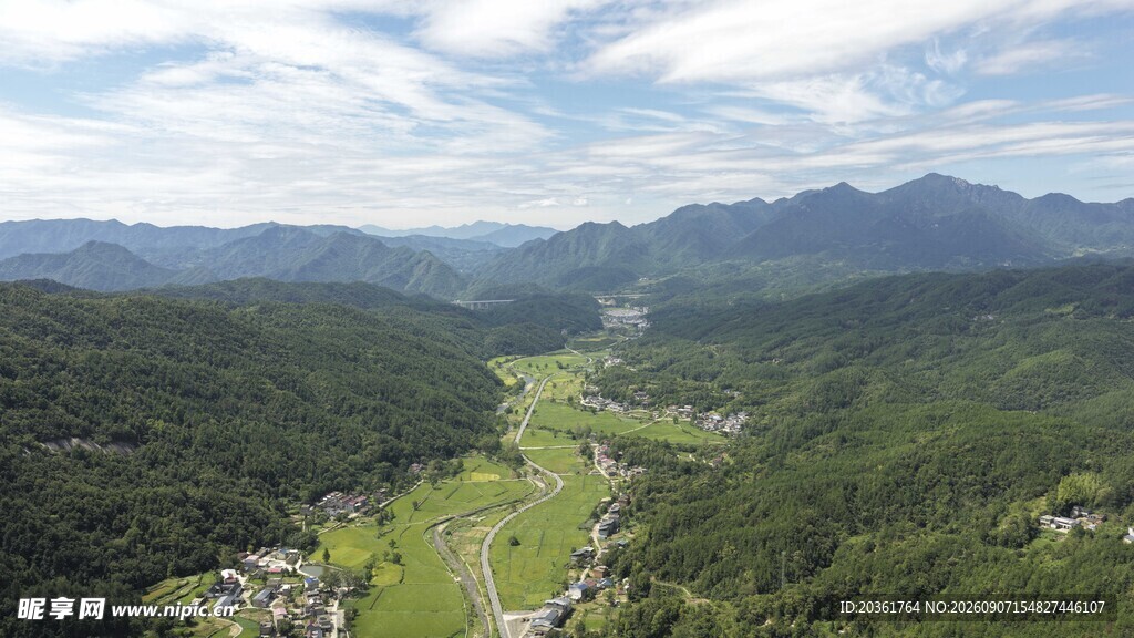 山间绿野风光