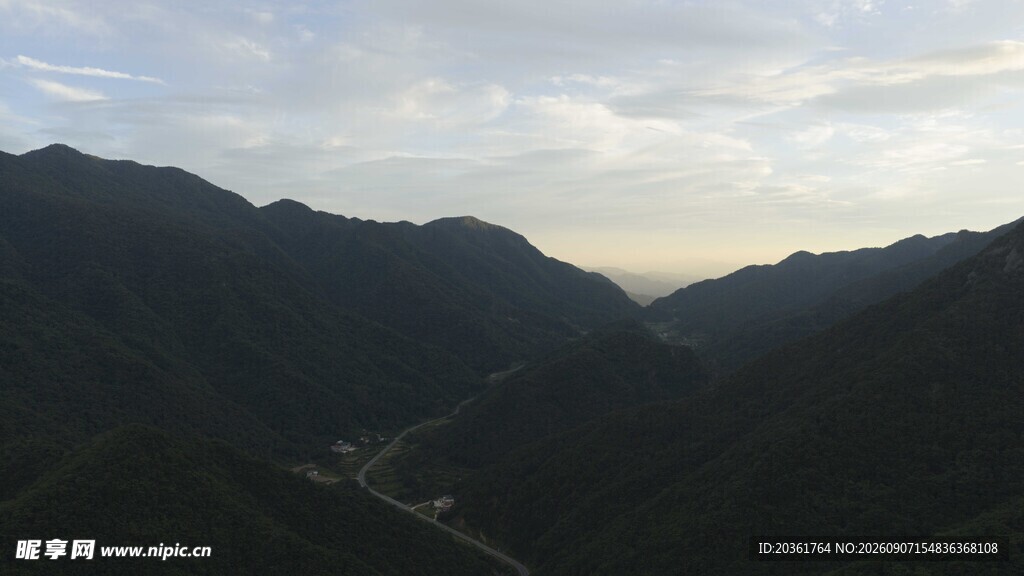 山间暮色