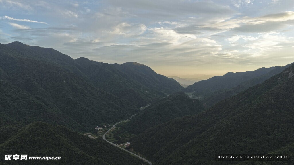 山间暮色美景