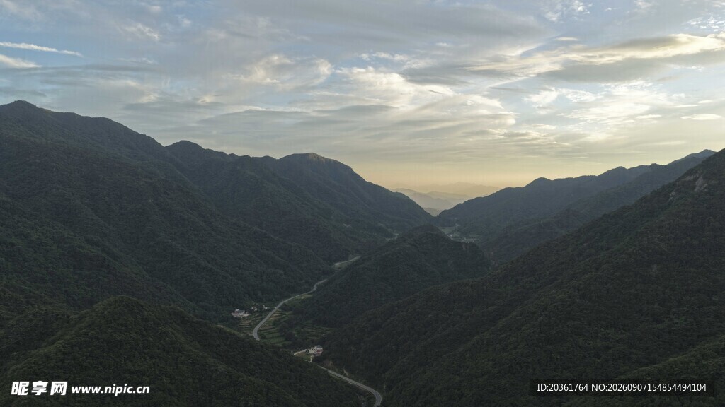 山间暮色美景
