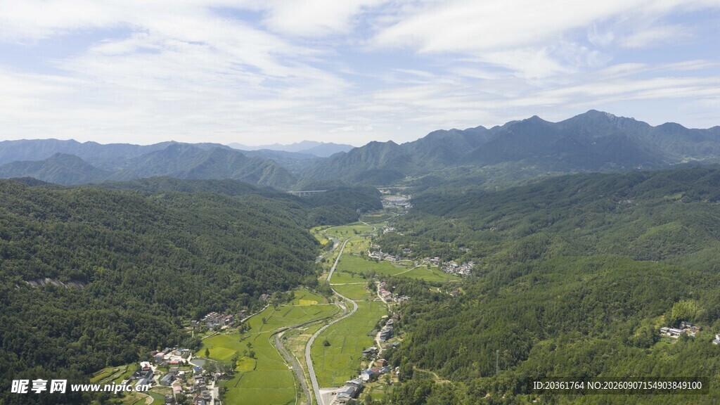 山间绿野美景