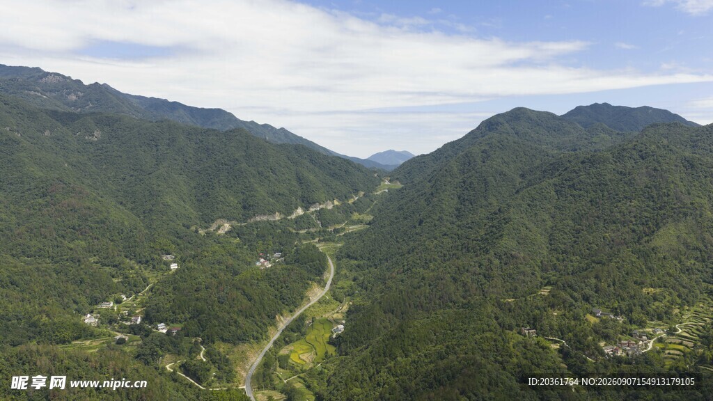 山间美景俯瞰图