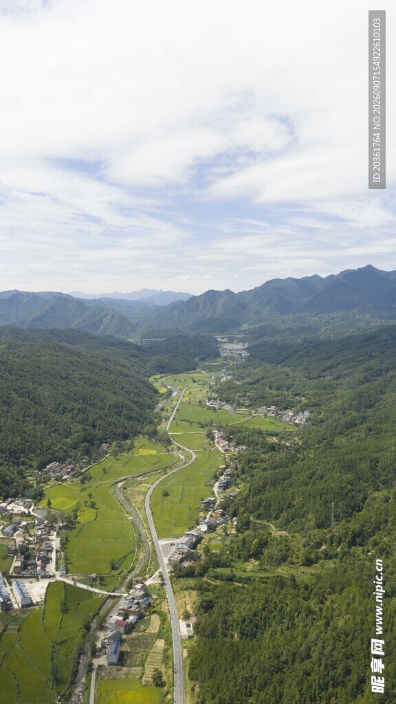 山间绿野风光俯瞰图
