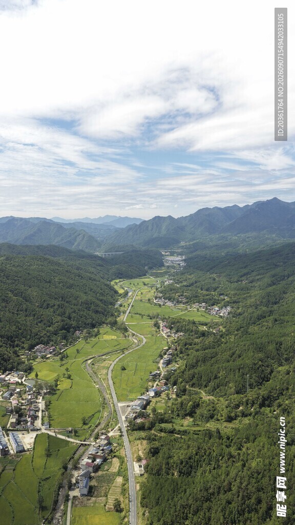 山间绿野风景俯瞰图