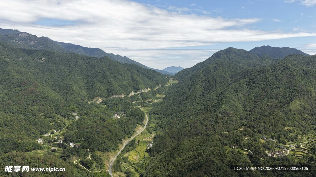 山间美景俯瞰图