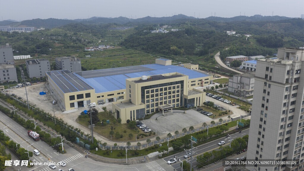 俯瞰城市中的大型建筑群