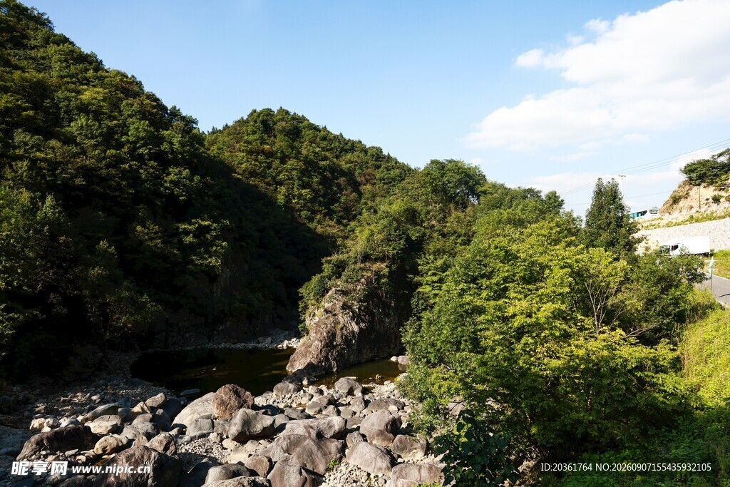 山间石景与葱郁植被