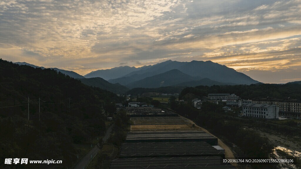山间暮色下的田园风光