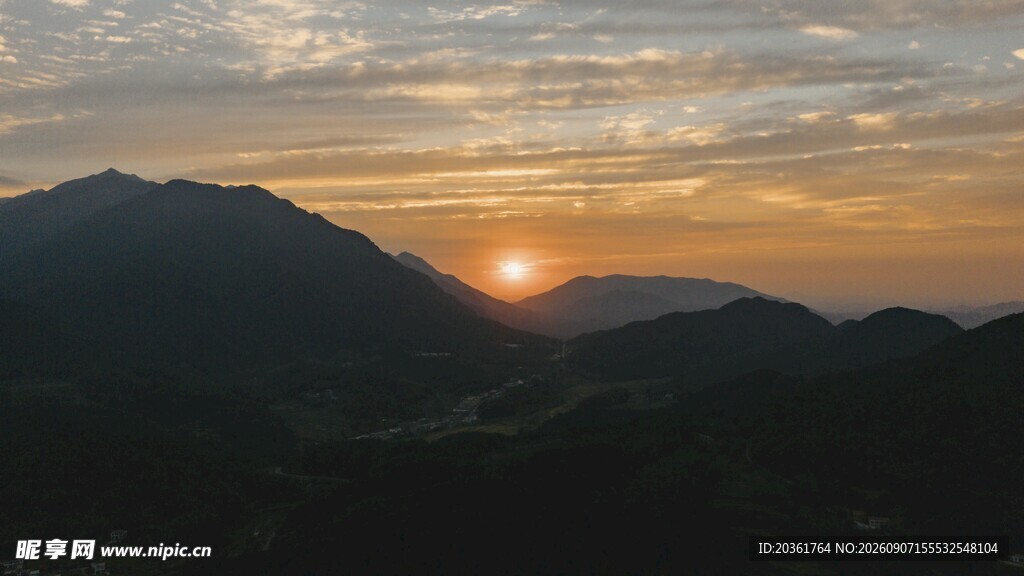 山间日落美景