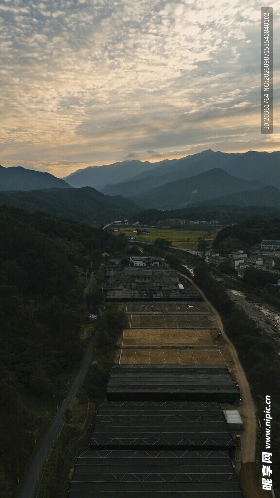 俯瞰山间农田与朦胧远山