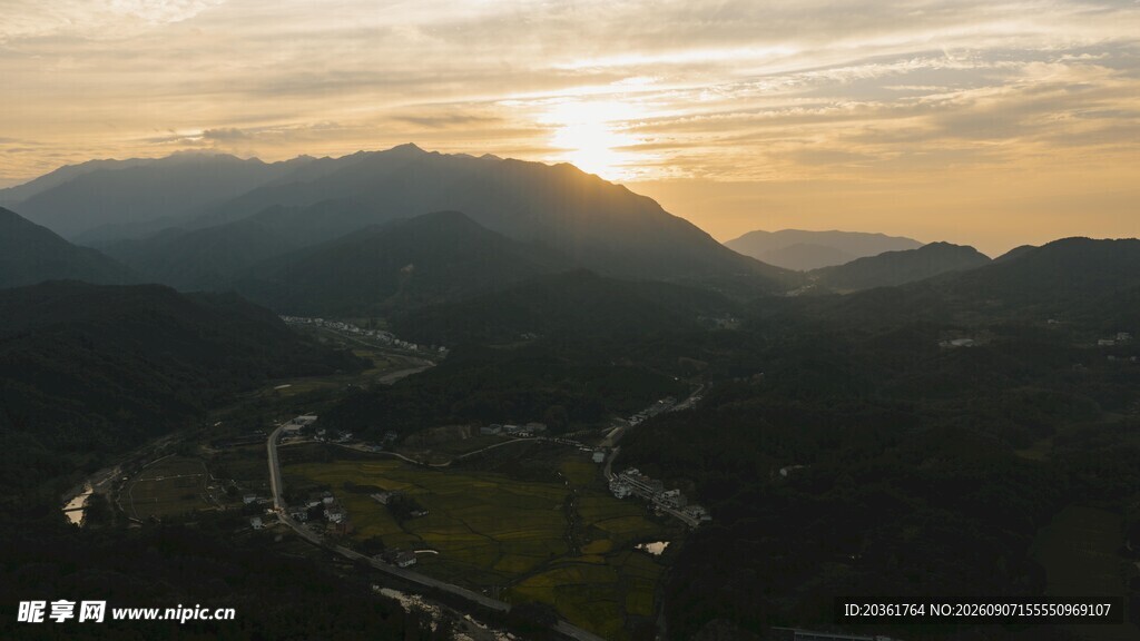 山间日出美景