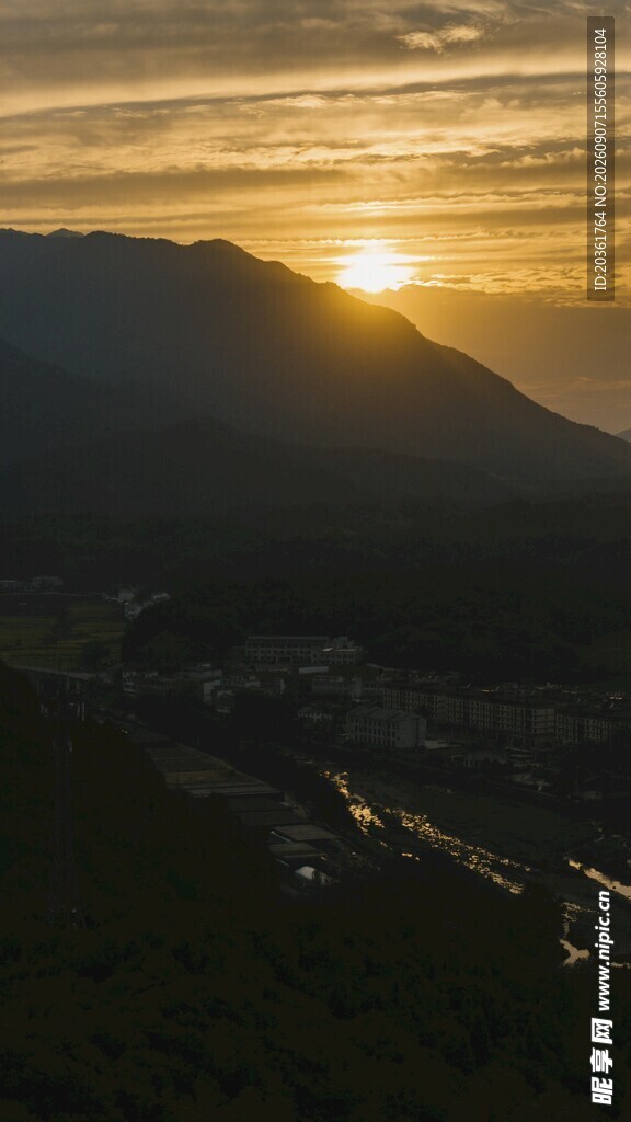 日落时分山间河谷美景