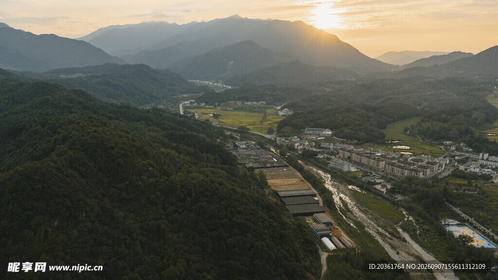山间日出美景俯瞰