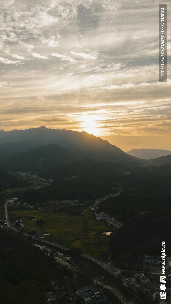 日落时分的山峦美景