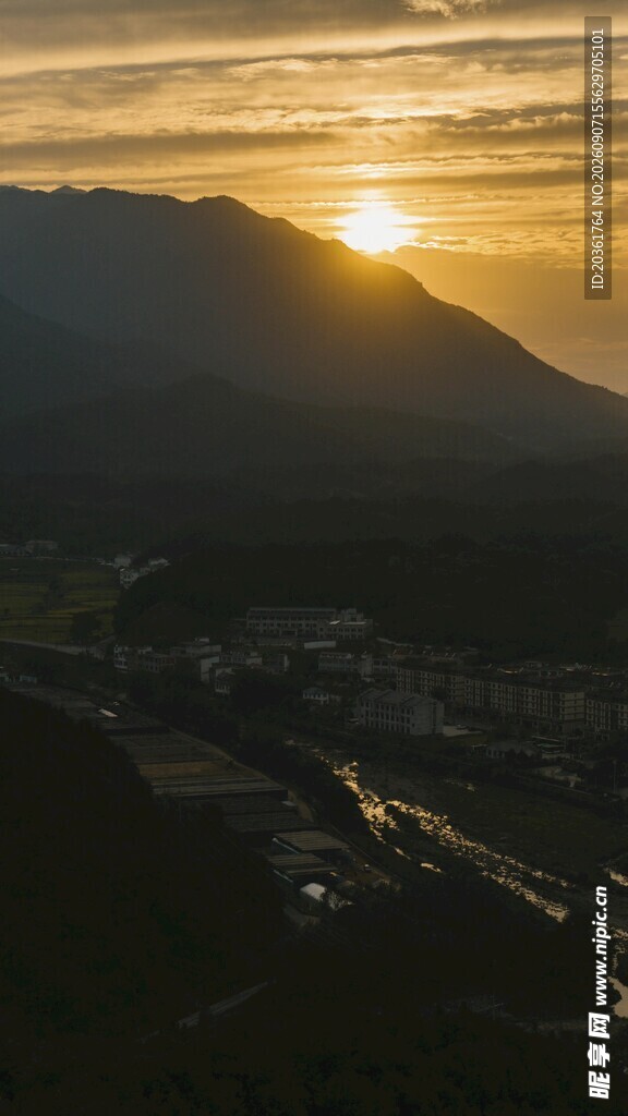 日落时分的山间美景
