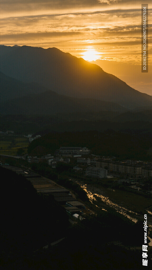 日落时分的城镇与远山