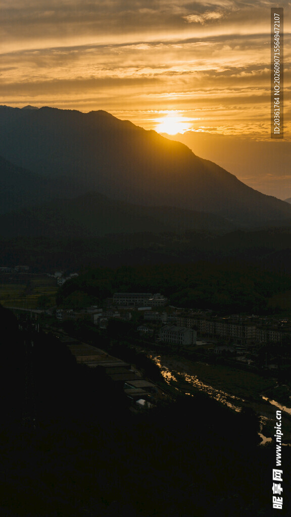 日落时分山间美景