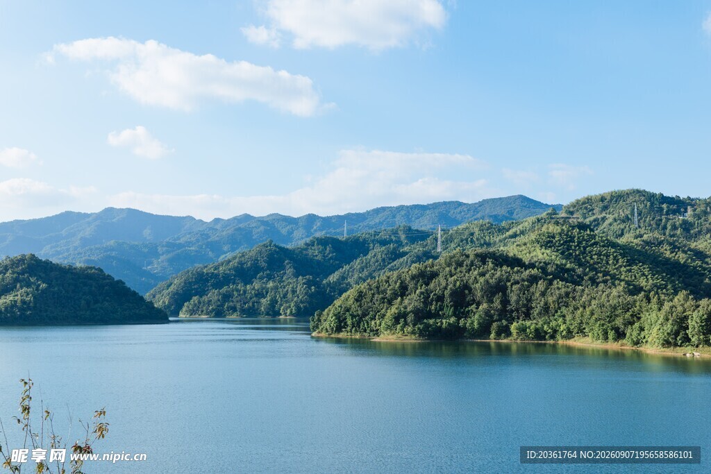 青山环绕的宁静湖泊