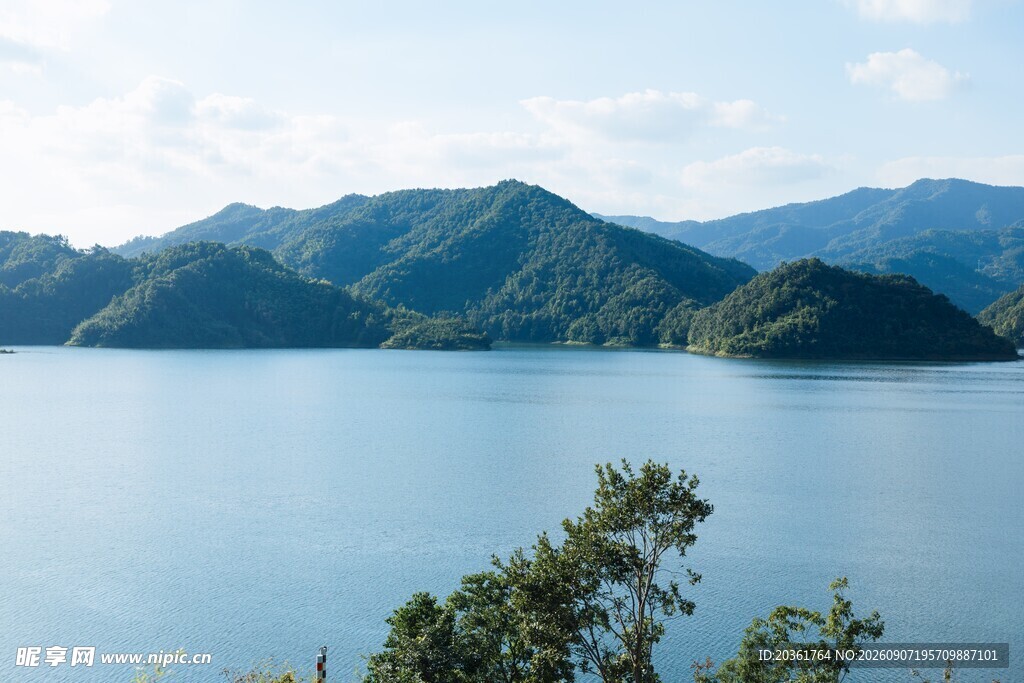 宁静湖景与连绵青山