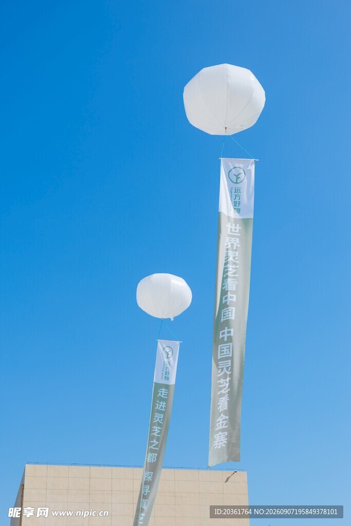 天空中漂浮的奇特透明物体