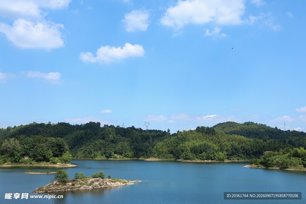 湖畔青山蓝天美景