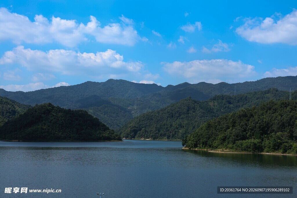 青山碧水间的宁静湖景