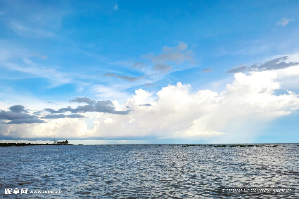 蓝天碧海的开阔海景