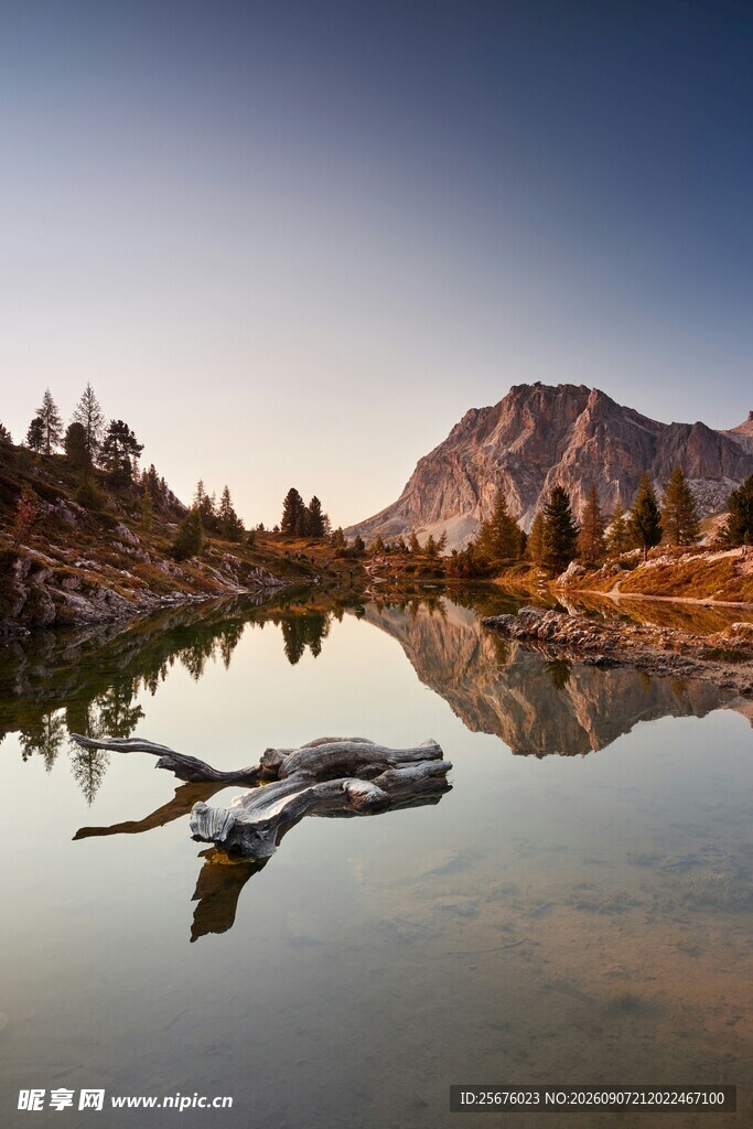 山间静湖倒影美景