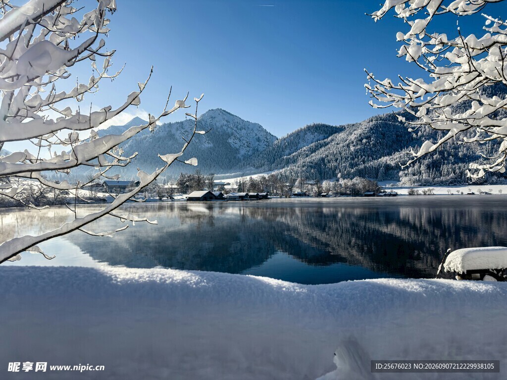 冬日雪景下的宁静山水湖景