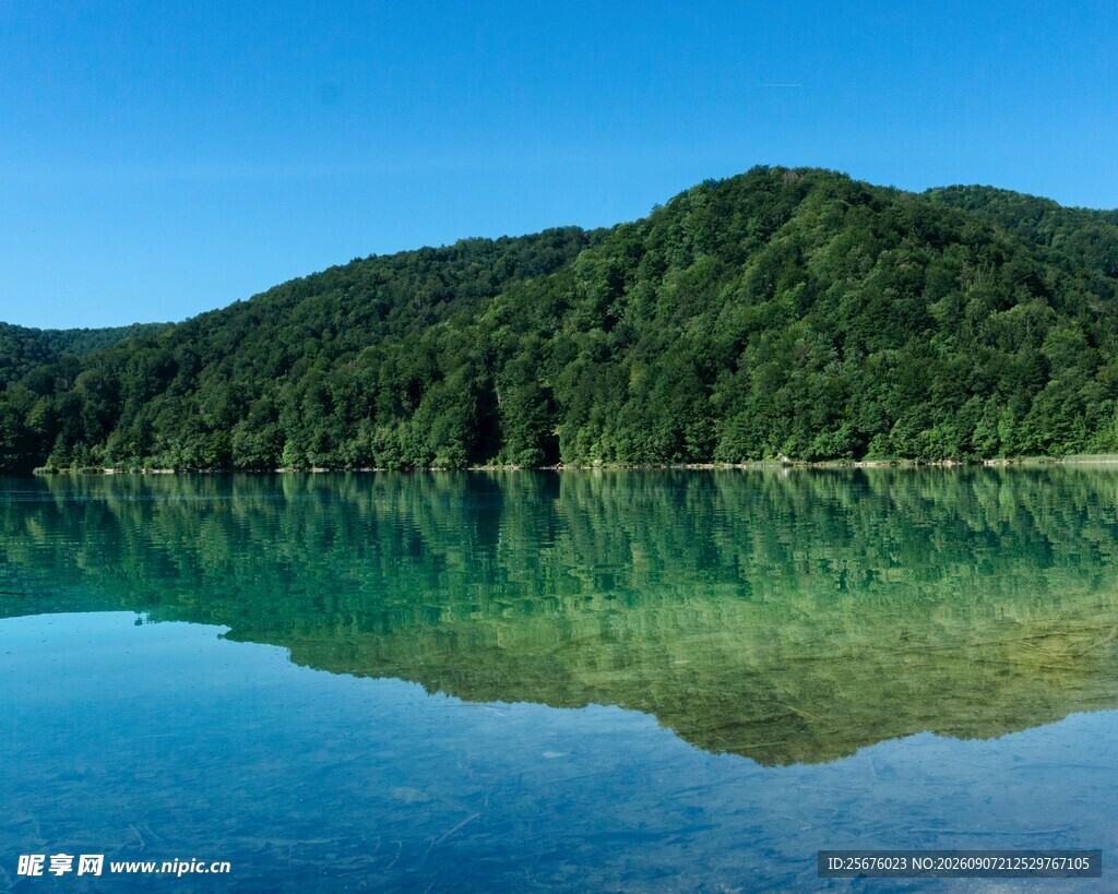 青山碧水的静谧湖景