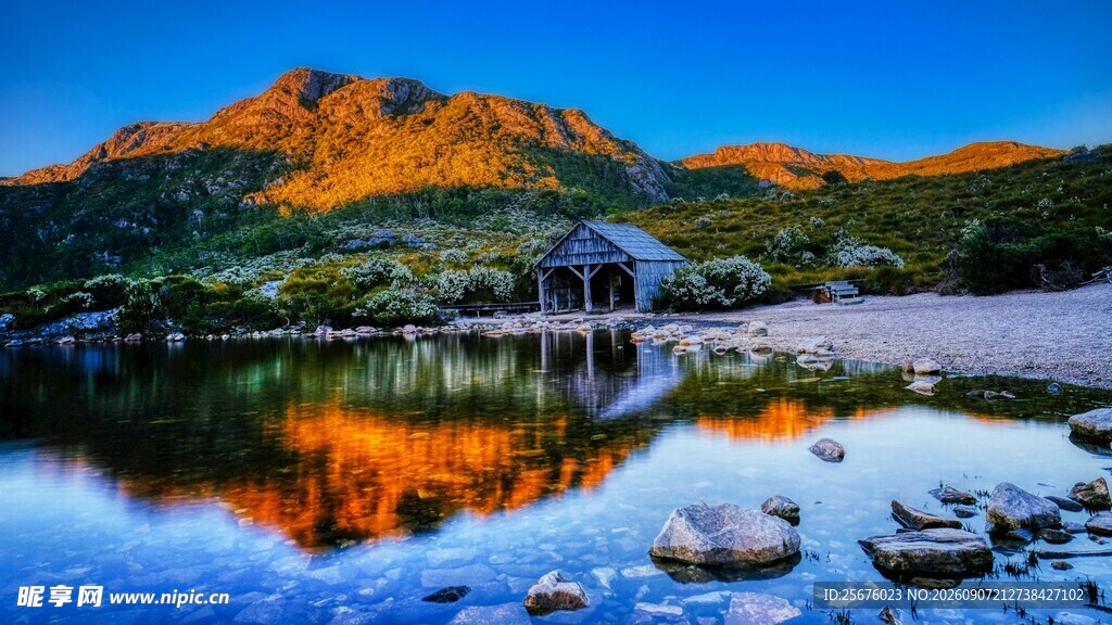 山间湖畔绚丽风光