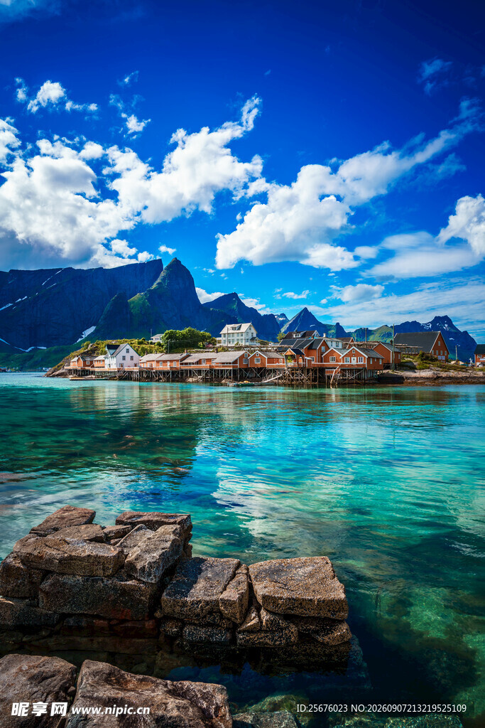 梦幻蓝天下的美丽湖景