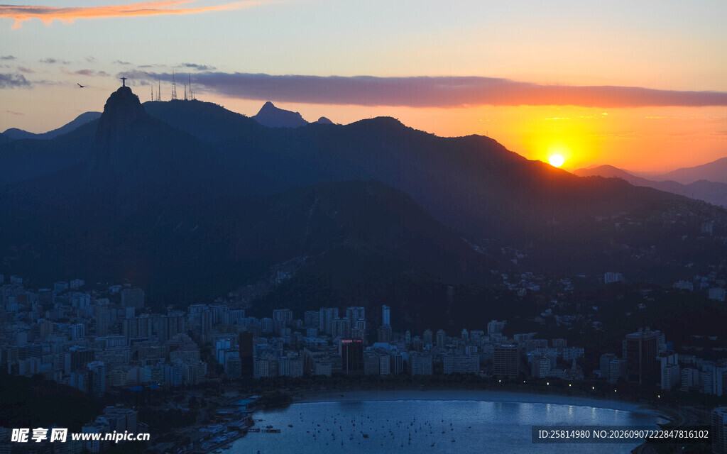 夕阳下的城市与远山美景
