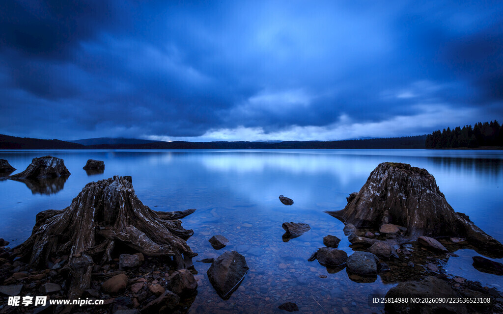 静谧湖畔夜景