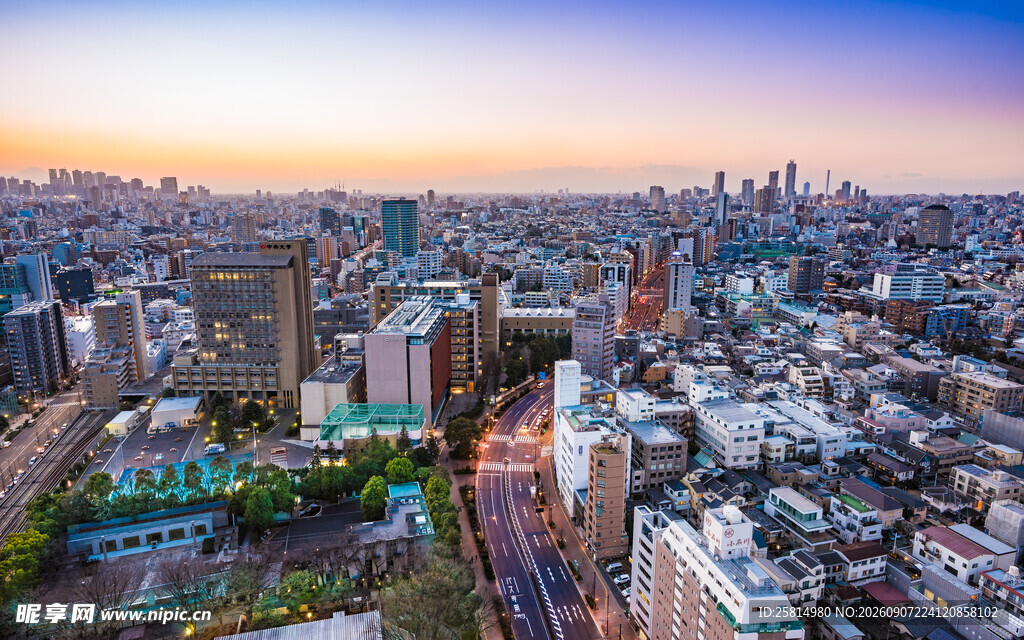 城市天际线黄昏全景