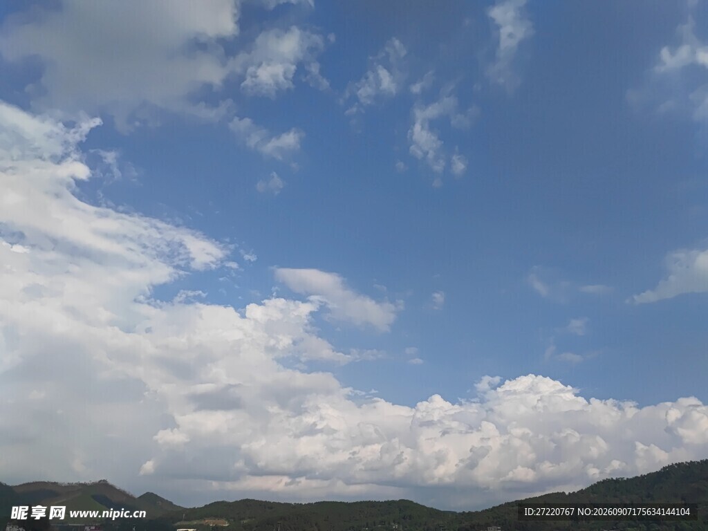 蓝天白云下的山峦景色