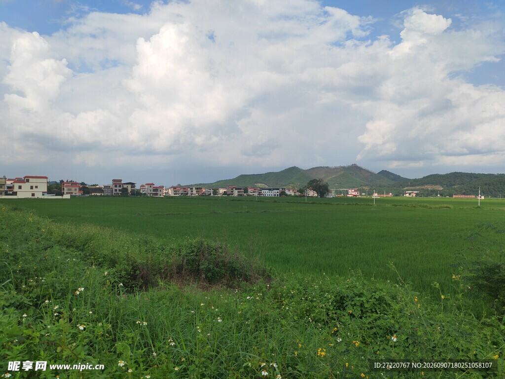绿野村庄与远山蓝天美景