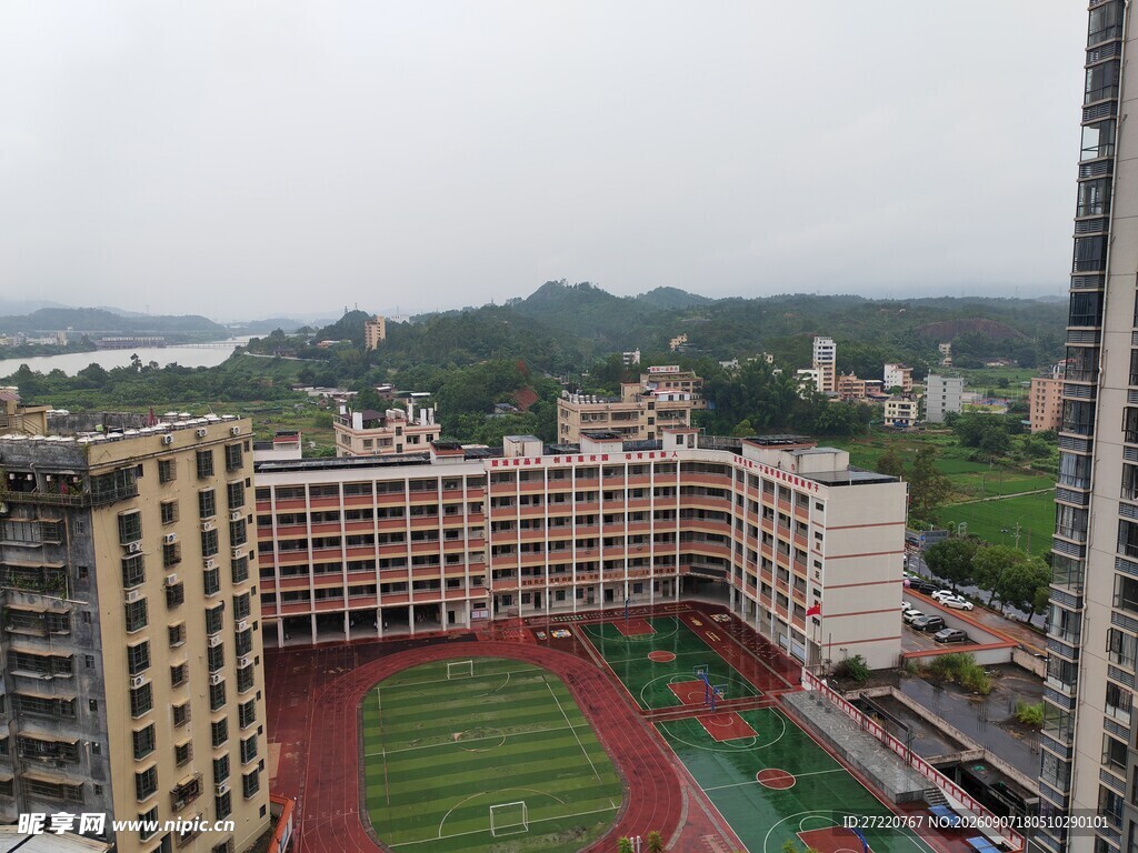 俯瞰校园操场与周边建筑