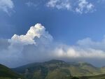 蓝天白云下的青山美景