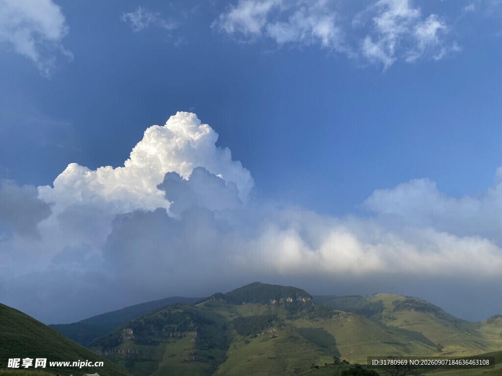 蓝天白云下的青山美景