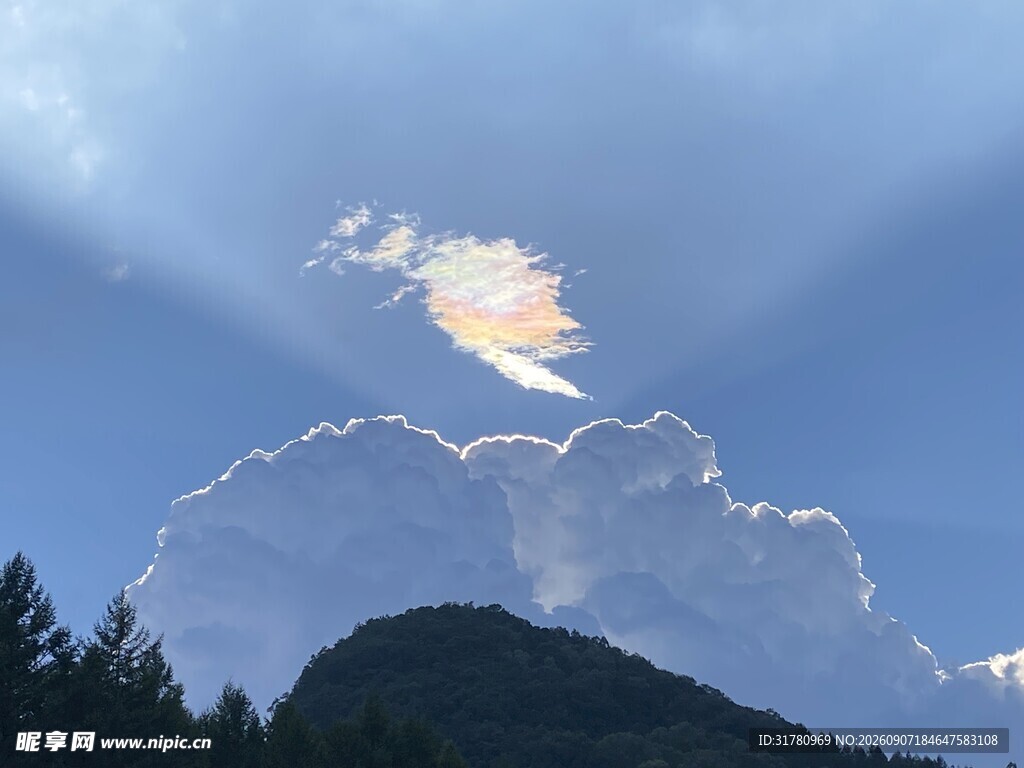山间彩云伴蓝天美景