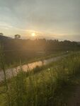 夕阳下的田野与蜿蜒小路