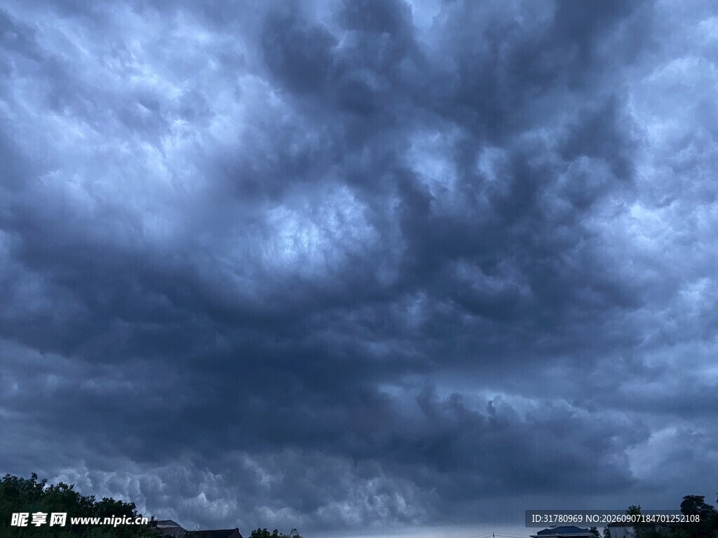 乌云密布的阴沉天空